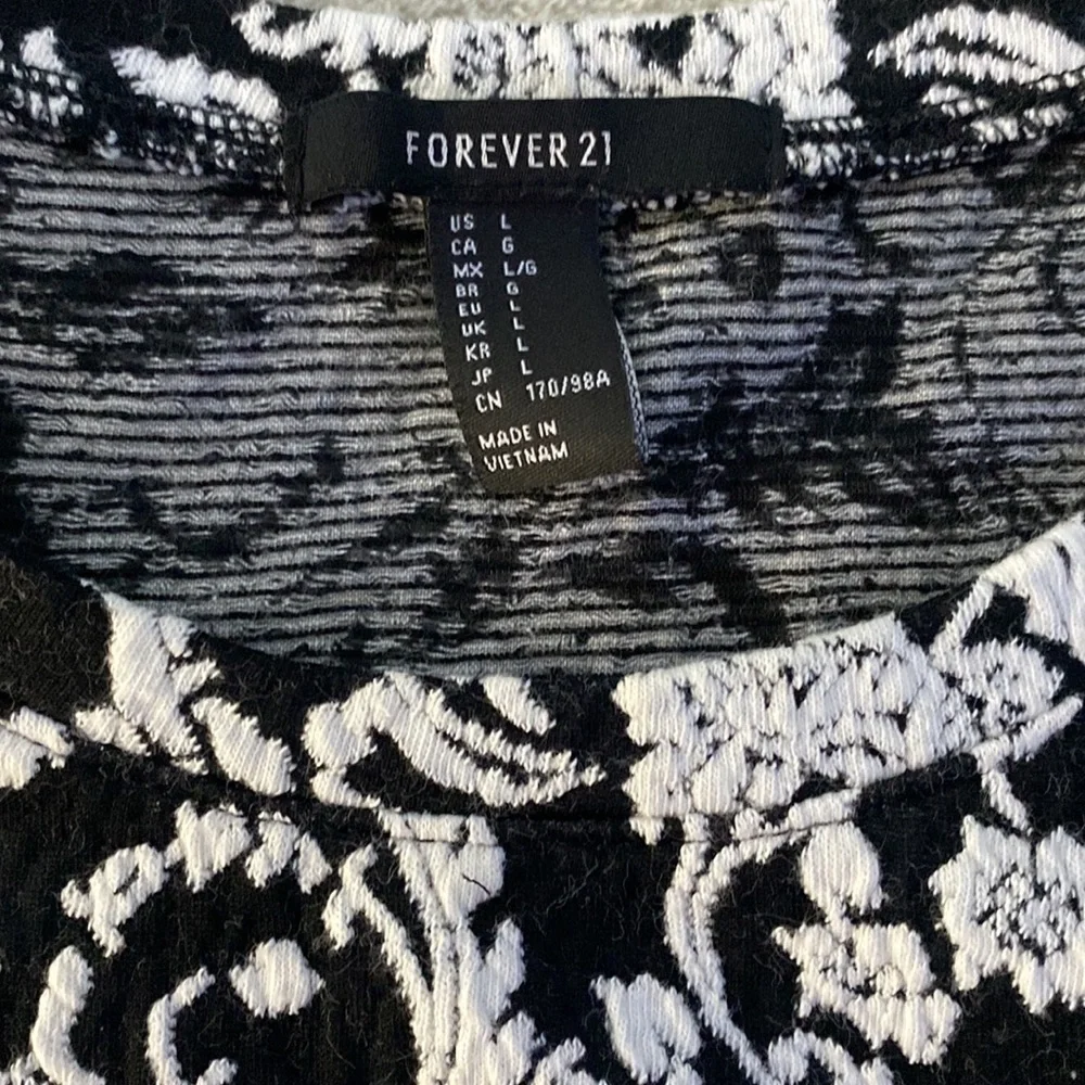 Forever 21 Cropped Black & White Floral Top Size Large